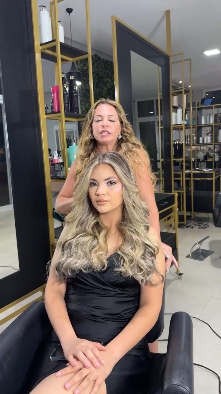 Débora Mortari durante o atendimento no salão