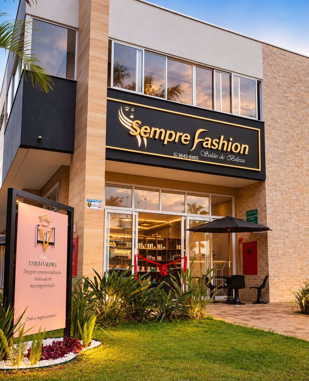 Fachada do Salão Sempre Fashion, com o letreiro dourado sobre fundo preto